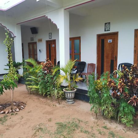 Beach Life Uppuveli Trincomalee Exterior photo